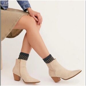 Matisse footwear cream and white snake print boots

Size 7